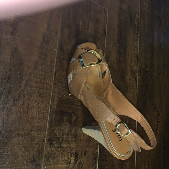 Tan heels - Picture 2 of 2
